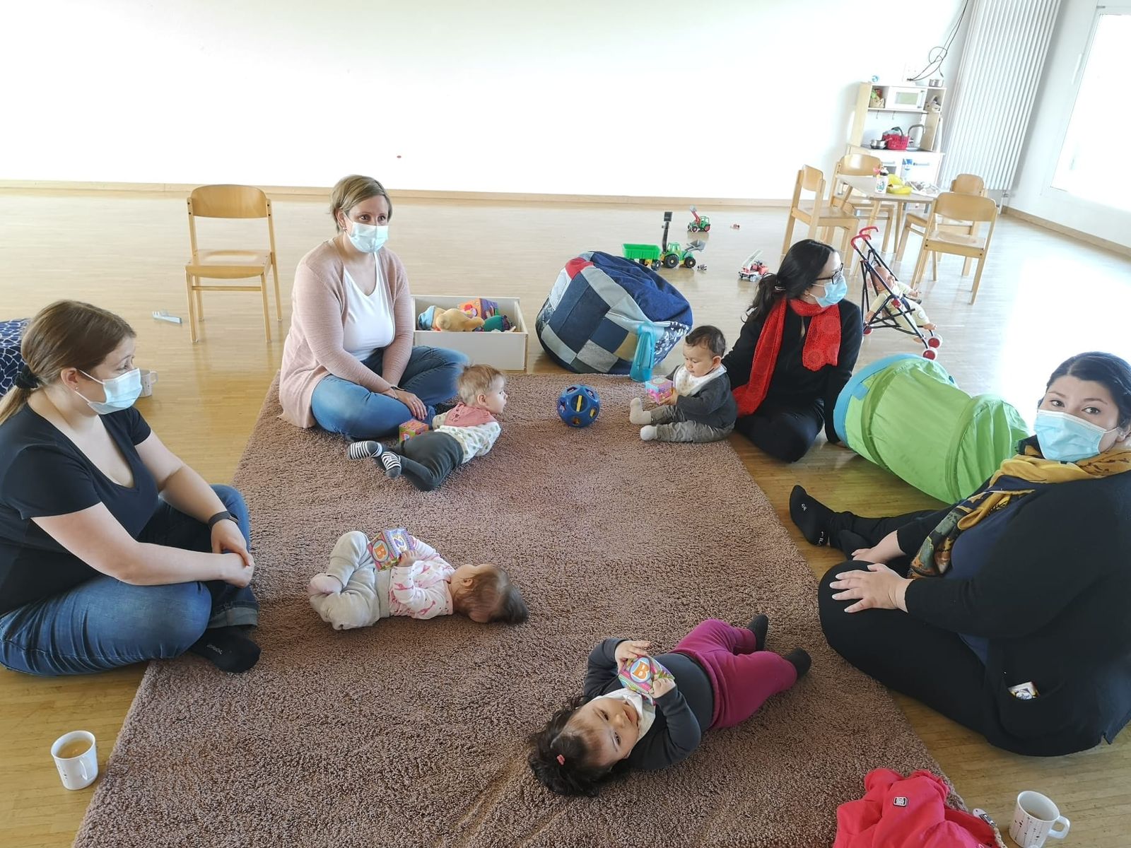 Kinder und Eltern beim Chrabbelgruppe-Treffen