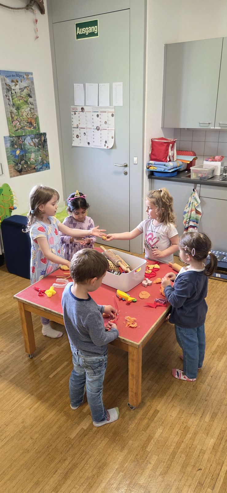 Kinder basteln mit Knetmasse in der Spielgruppe