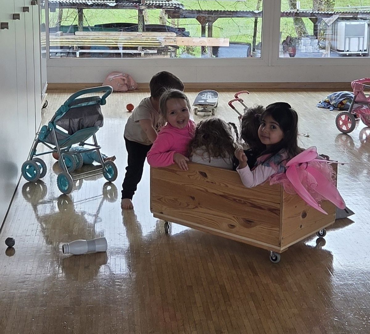 Kinder beim freien Spiel in der Spielgruppe